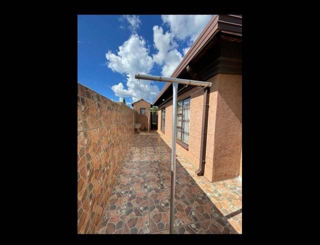 3 BEDROOM HOUSE FOR SALE IN REFILWE